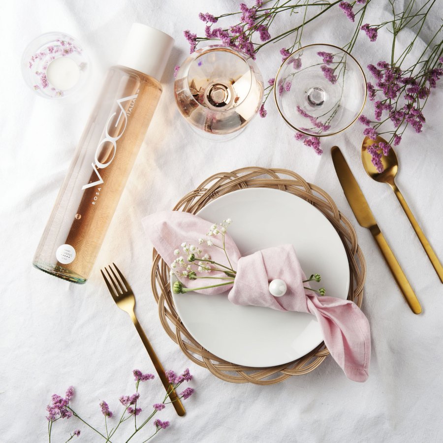 VOGA Ros&eacute; su tavola primaverile