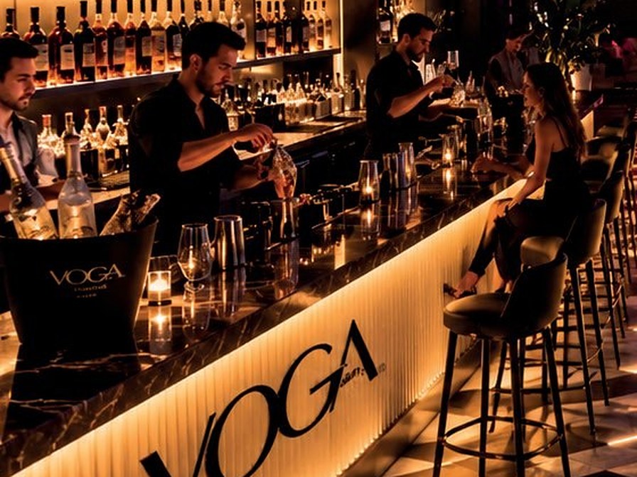 Bancone di un bar allestito con il marchio VOGA illuminato