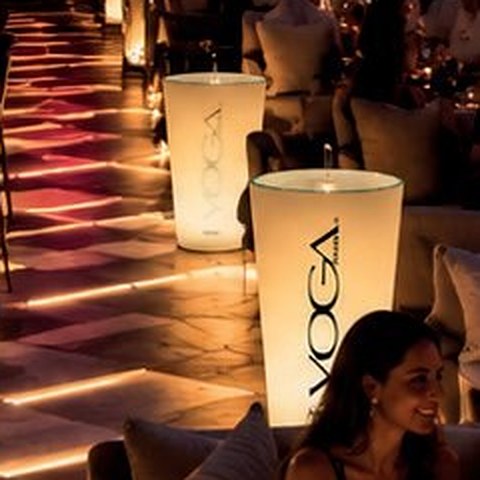 Lounge con i cubi luminosi VOGA