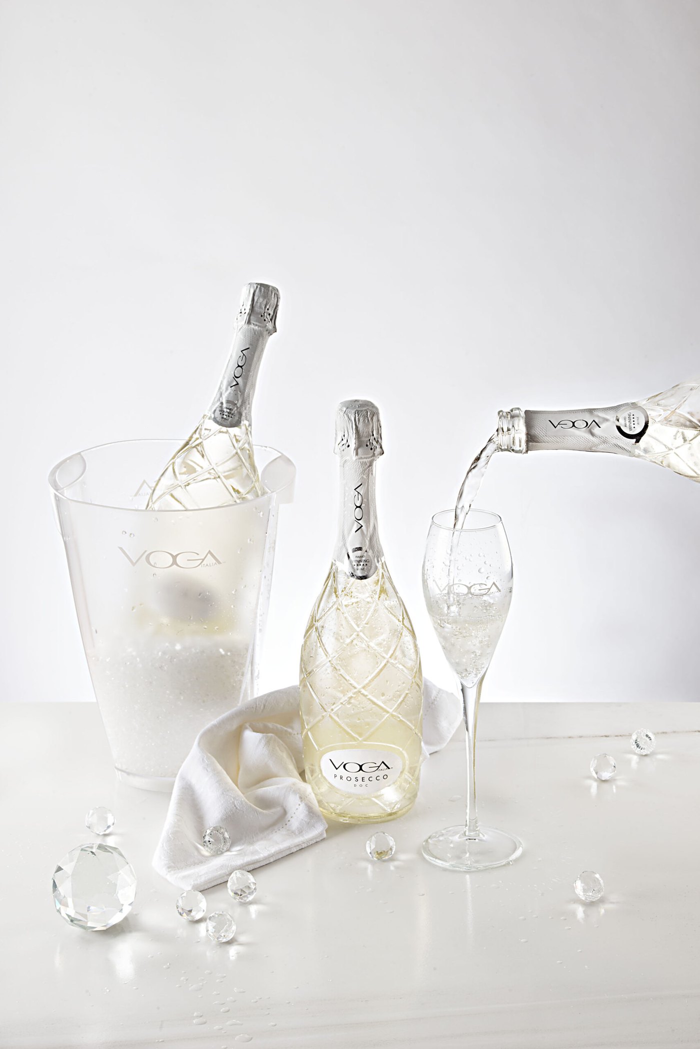 Prosecco VOGA versato nel calice accanto alla spumantiera